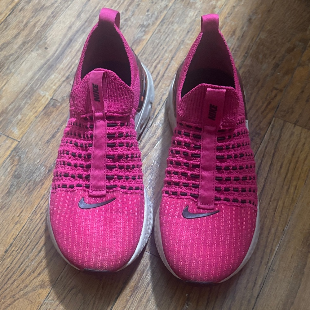 Nike flyknit phantom react pull on sneakers